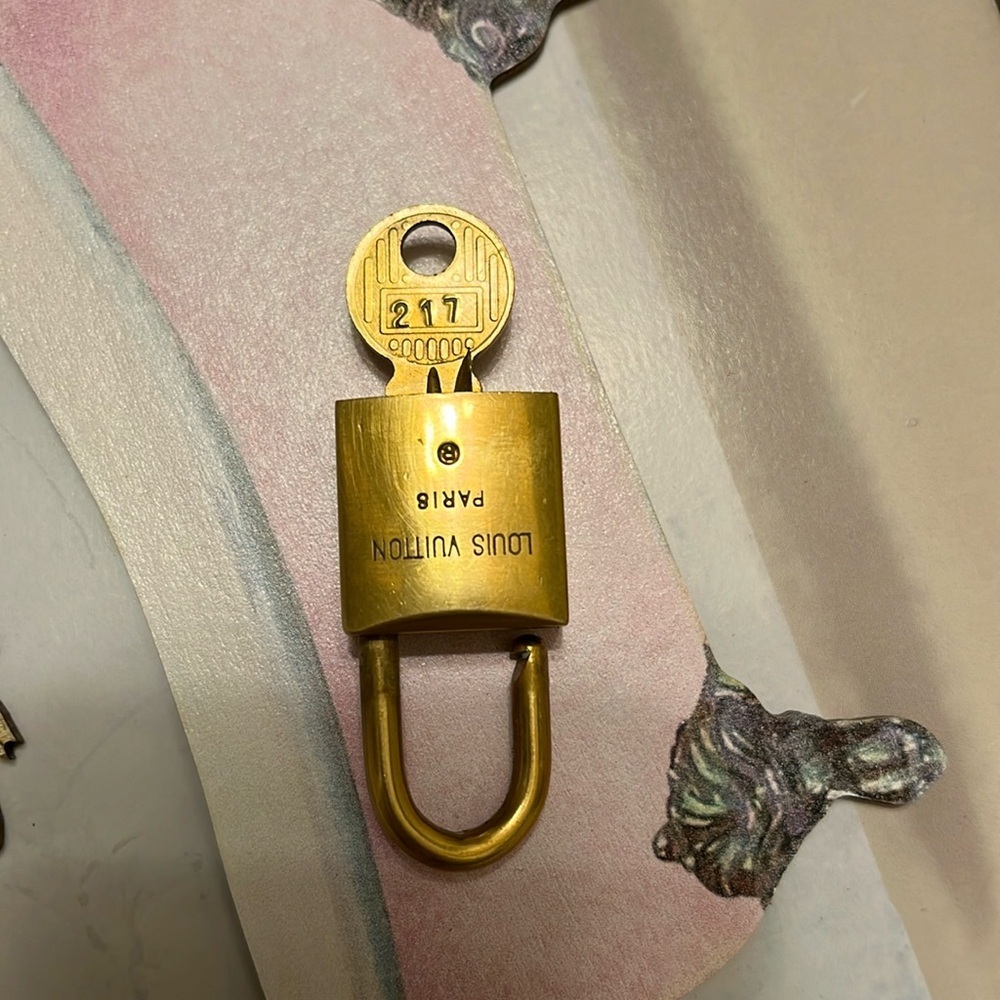 LV Key and Lock Set #217